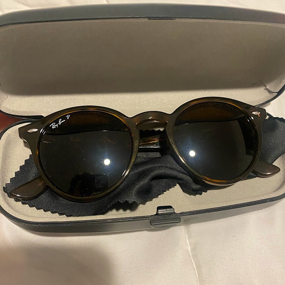 POLARIZED RAY BAN SUNGLASSES with hardcover case. In perfect condition!*